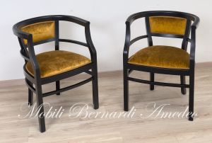 Poltroncina a pozzetto stile Liberty in legno colore nero con tessuto velluto oro